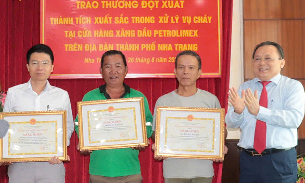 UBND tỉnh Khánh Hòa khen thưởng cho đại diện tập thể cửa hàng và người dân.